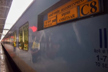 Amritsar, Hindistan, 03 Mayıs 2024 - Amritsar tren istasyonunda sabah treni, Amritsar, Punjab tren istasyonunda renkli tren