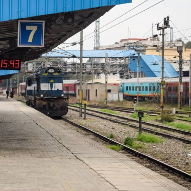 Amritsar, Hindistan, 03 Mayıs 2024 - Amritsar tren istasyonunda sabah treni, Amritsar, Punjab tren istasyonunda renkli tren