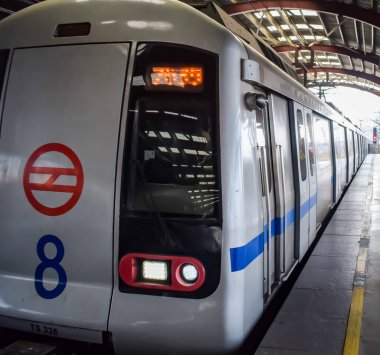 Yeni Delhi, Hindistan, 12 Mayıs 2024 - Delhi Metro treni Yeni Delhi, Hindistan, Asya 'daki Jhandewalan metro istasyonuna varıyor.