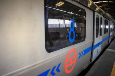 Yeni Delhi, Hindistan, 12 Mayıs 2024 - Delhi Metro treni Yeni Delhi, Hindistan, Asya 'daki Jhandewalan metro istasyonuna varıyor.