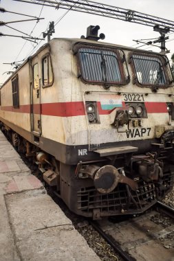 Amritsar, Hindistan, 03 Mayıs 2024 - Amritsar tren istasyonunda gündüz vakti Hint elektrikli lokomotif motoru, Amritsar Shatabdi elektrikli lokomotif motoru