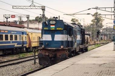 Amritsar, Hindistan, 03 Mayıs 2024 - Amritsar tren istasyonunda gündüz vakti Hint elektrikli lokomotif motoru, Amritsar Shatabdi elektrikli lokomotif motoru