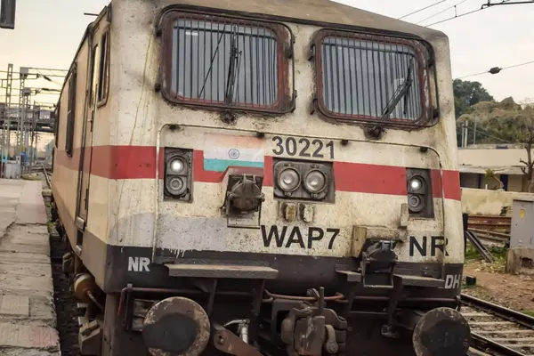 Amritsar, Hindistan, 03 Mayıs 2024 - Amritsar tren istasyonunda gündüz vakti Hint elektrikli lokomotif motoru, Amritsar Shatabdi elektrikli lokomotif motoru