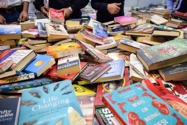 Yeni Delhi, Hindistan, 17 Şubat 2024 - Delhi Uluslararası Kitap Fuarı 'ndaki bir kitapçıda raflarda bulunan çeşitli kitaplar, Bharat Mandapam Kompleksi' ndeki Yıllık Kitap Fuarı 'nda sergilenen kitaplar