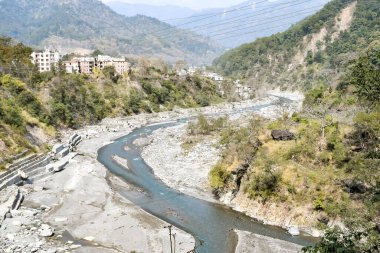 Hindistan 'ın Nainital şehrinin en yüksek zirvesi, bu resimde ve nehirde görülebilen dağ sırası, Uttarakhand, Hindistan' daki Nainital dağının güzelliği.