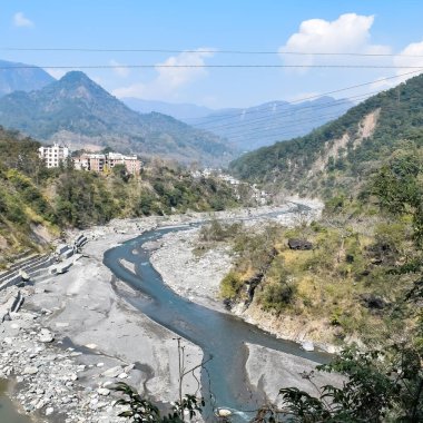 Hindistan 'ın Nainital şehrinin en yüksek zirvesi, bu resimde ve nehirde görülebilen dağ sırası, Uttarakhand, Hindistan' daki Nainital dağının güzelliği.