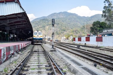 Hindistan 'daki Kathgodam tren istasyonu, tren yolu manzarası, Hint tren yolu kavşağı, ağır sanayi