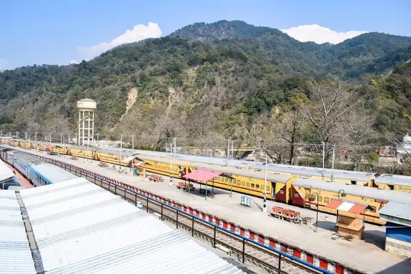 Hindistan 'daki Kathgodam tren istasyonu, tren yolu manzarası, Hint tren yolu kavşağı, ağır sanayi