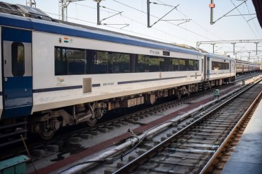 Delhi, Hindistan, Haziran 09 2024 - Vande Bharat Ekspres treni Delhi 'den Anand Vihar tren istasyonundan Dehradun' a gidiyor, Vande Bharat Hindistan 'ın en hızlı treni