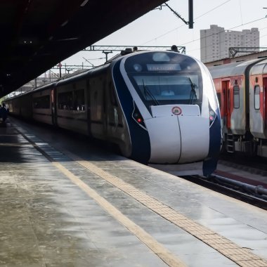 Delhi, Hindistan, Haziran 09 2024 - Vande Bharat Ekspres treni Delhi 'den Anand Vihar tren istasyonundan Dehradun' a gidiyor, Vande Bharat Hindistan 'ın en hızlı treni