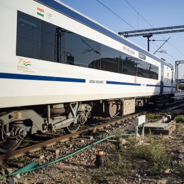 Delhi, Hindistan, Haziran 09 2024 - Vande Bharat Ekspres treni Delhi 'den Anand Vihar tren istasyonundan Dehradun' a gidiyor, Vande Bharat Hindistan 'ın en hızlı treni
