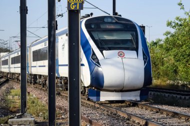 Delhi, Hindistan, Haziran 09 2024 - Vande Bharat Ekspres treni Delhi 'den Anand Vihar tren istasyonundan Dehradun' a gidiyor, Vande Bharat Hindistan 'ın en hızlı treni