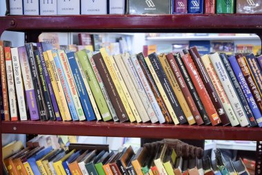 Yeni Delhi, Hindistan, 17 Şubat 2024 - Delhi Uluslararası Kitap Fuarı 'ndaki bir kitapçıda raflarda bulunan çeşitli kitaplar, Bharat Mandapam Kompleksi' ndeki Yıllık Kitap Fuarı 'nda sergilenen kitaplar