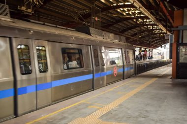 Yeni Delhi, Hindistan, 12 Mayıs 2024 - Delhi Metro treni Yeni Delhi, Hindistan, Asya 'daki Jhandewalan metro istasyonuna varıyor.