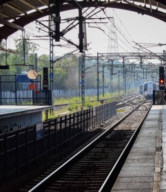 Yeni Delhi, Hindistan, 12 Mayıs 2024 - Delhi Metro treni Yeni Delhi, Hindistan, Asya 'daki Jhandewalan metro istasyonuna varıyor.