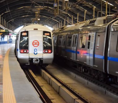 Yeni Delhi, Hindistan, 12 Mayıs 2024 - Delhi Metro treni Yeni Delhi, Hindistan, Asya 'daki Jhandewalan metro istasyonuna varıyor.
