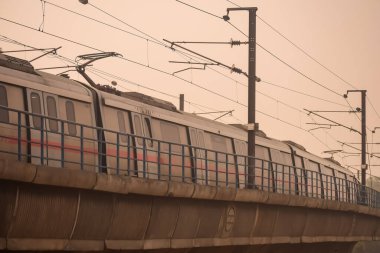 Yeni Delhi, Hindistan, 12 Mayıs 2024 - Delhi Metro treni Yeni Delhi, Hindistan, Asya 'daki Jhandewalan metro istasyonuna varıyor.
