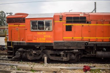 Amritsar, Hindistan, 03 Mayıs 2024 - Amritsar tren istasyonunda gündüz vakti Hint elektrikli lokomotif motoru, Amritsar Shatabdi elektrikli lokomotif motoru