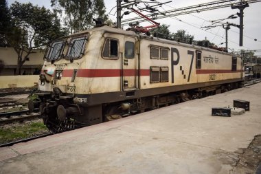 Amritsar, Hindistan, 03 Mayıs 2024 - Amritsar tren istasyonunda gündüz vakti Hint elektrikli lokomotif motoru, Amritsar Shatabdi elektrikli lokomotif motoru