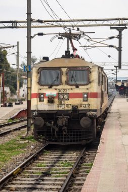 Amritsar, Hindistan, 03 Mayıs 2024 - Amritsar tren istasyonunda gündüz vakti Hint elektrikli lokomotif motoru, Amritsar Shatabdi elektrikli lokomotif motoru
