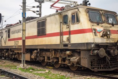 Amritsar, Hindistan, 03 Mayıs 2024 - Amritsar tren istasyonunda gündüz vakti Hint elektrikli lokomotif motoru, Amritsar Shatabdi elektrikli lokomotif motoru