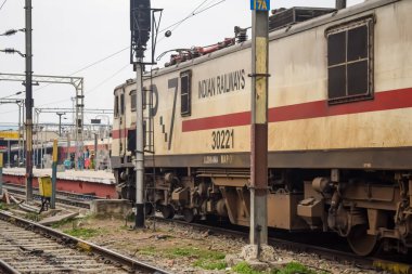Amritsar, Hindistan, 03 Mayıs 2024 - Amritsar tren istasyonunda gündüz vakti Hint elektrikli lokomotif motoru, Amritsar Shatabdi elektrikli lokomotif motoru
