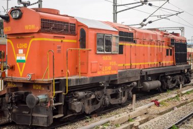 Amritsar, Hindistan, 03 Mayıs 2024 - Amritsar tren istasyonunda gündüz vakti Hint elektrikli lokomotif motoru, Amritsar Shatabdi elektrikli lokomotif motoru