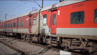 Delhi, Hindistan, Haziran 09 2024 - Anand Vihar tren istasyonundan kalkan Hint ekspres treni, Delhi tren istasyonunda Renkli Ekspres tren