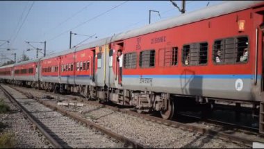 Delhi, Hindistan, Haziran 09 2024 - Anand Vihar tren istasyonundan kalkan Hint ekspres treni, Delhi tren istasyonunda Renkli Ekspres tren