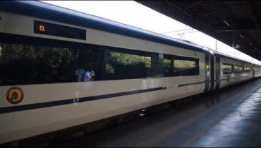Delhi, Hindistan, Haziran 09 2024 - Anand Vihar tren istasyonundan kalkan Hint ekspres treni, Delhi tren istasyonunda Renkli Ekspres tren
