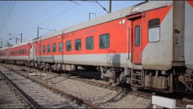 Delhi, Hindistan, Haziran 09 2024 - Anand Vihar tren istasyonundan kalkan Hint ekspres treni, Delhi tren istasyonunda Renkli Ekspres tren