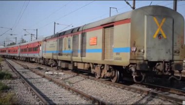 Delhi, Hindistan, Haziran 09 2024 - Anand Vihar tren istasyonundan kalkan Hint ekspres treni, Delhi tren istasyonunda Renkli Ekspres tren