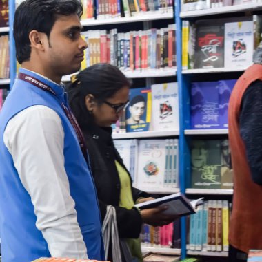 Delhi, Hindistan, 17 Şubat 2024 - Çeşitli yaş gruplarından insanlar Delhi Uluslararası Kitap Fuarı 'ndaki bir kitapçıda çeşitli kitaplar okuyor, Bharat Mandapam kompleksindeki Yıllık Kitap Fuarı' nda kitaplar