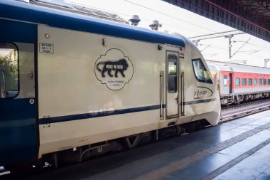 Delhi, Hindistan, Haziran 09 2024 - Vande Bharat Ekspres treni Delhi 'den Anand Vihar tren istasyonundan Dehradun' a gidiyor, Vande Bharat Hindistan 'ın en hızlı treni