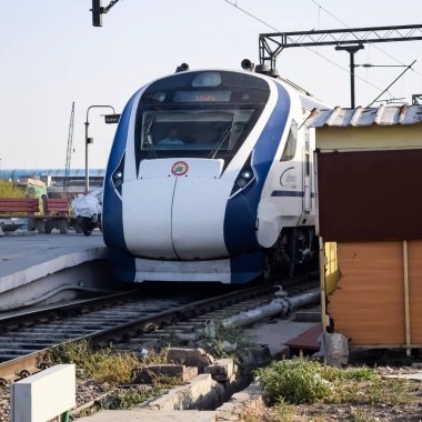 Delhi, Hindistan, Haziran 09 2024 - Vande Bharat Ekspres treni Delhi 'den Anand Vihar tren istasyonundan Dehradun' a gidiyor, Vande Bharat Hindistan 'ın en hızlı treni