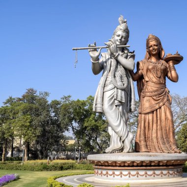 Delhi Uluslararası Havalimanı, Delhi, Hindistan, Lord Krishna ve Radha 'nın büyük heykeli Mahipalpur, Delhi' de gökyüzüne değen büyük bir heykel.