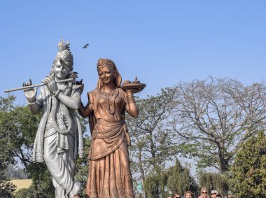 Delhi Uluslararası Havalimanı, Delhi, Hindistan, Lord Krishna ve Radha 'nın büyük heykeli Mahipalpur, Delhi' de gökyüzüne değen büyük bir heykel.