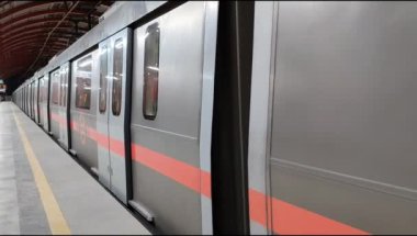 Yeni Delhi, Hindistan, 12 Haziran 2024 - Delhi Metro treni Yeni Delhi, Hindistan, Asya 'daki Jhandewalan metro istasyonuna varıyor.