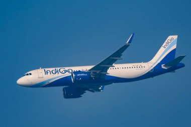 Yeni Delhi, Hindistan, 10 Haziran 2024 - Indigo Airbus A320 Indra Gandhi Uluslararası Havalimanı Delhi 'den havalanır, gündüz mavi gökyüzünde uçan Indigo iç uçağı