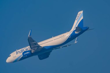 Yeni Delhi, Hindistan, 10 Haziran 2024 - Indigo Airbus A320 Indra Gandhi Uluslararası Havalimanı Delhi 'den havalanır, gündüz mavi gökyüzünde uçan Indigo iç uçağı