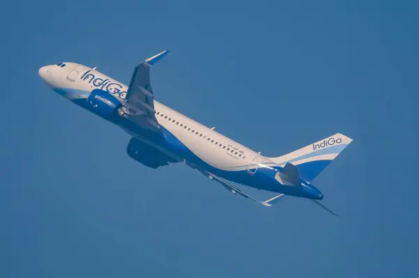 Yeni Delhi, Hindistan, 10 Haziran 2024 - Indigo Airbus A320 Indra Gandhi Uluslararası Havalimanı Delhi 'den havalanır, gündüz mavi gökyüzünde uçan Indigo iç uçağı