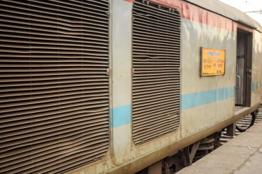 Amritsar, Hindistan, 3 Haziran 2024 - Amritsar tren istasyonunda sabah treni, Amritsar, Punjab tren istasyonunda renkli tren