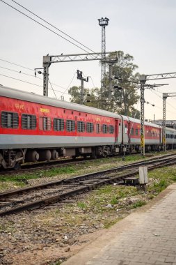 Amritsar, Hindistan, 3 Haziran 2024 - Amritsar tren istasyonunda sabah treni, Amritsar, Punjab tren istasyonunda renkli tren
