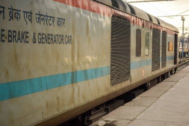 Amritsar, Hindistan, 3 Haziran 2024 - Amritsar tren istasyonunda sabah treni, Amritsar, Punjab tren istasyonunda renkli tren