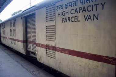 Amritsar, Hindistan, 3 Haziran 2024 - Amritsar tren istasyonunda sabah treni, Amritsar, Punjab tren istasyonunda renkli tren