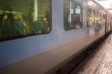 Amritsar, Hindistan, 3 Haziran 2024 - Amritsar tren istasyonunda sabah treni, Amritsar, Punjab tren istasyonunda renkli tren