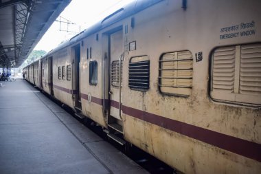 Amritsar, Hindistan, 3 Haziran 2024 - Amritsar tren istasyonunda sabah treni, Amritsar, Punjab tren istasyonunda renkli tren