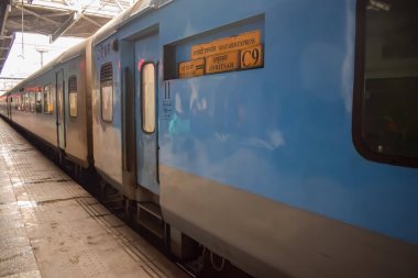 Amritsar, Hindistan, 3 Haziran 2024 - Amritsar tren istasyonunda sabah treni, Amritsar, Punjab tren istasyonunda renkli tren