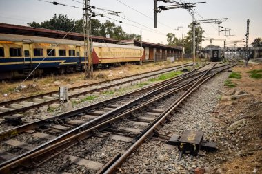 Amritsar, Hindistan, 3 Haziran 2024 - Amritsar tren istasyonunda sabah treni, Amritsar, Punjab tren istasyonunda renkli tren