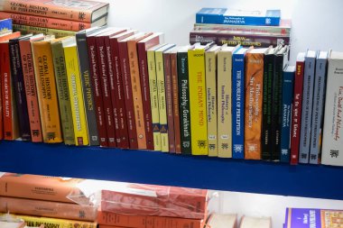 Yeni Delhi, Hindistan, 17 Şubat 2024 - Delhi Uluslararası Kitap Fuarı 'ndaki bir kitapçıda raflarda bulunan çeşitli kitaplar, Bharat Mandapam Kompleksi' ndeki Yıllık Kitap Fuarı 'nda sergilenen kitaplar